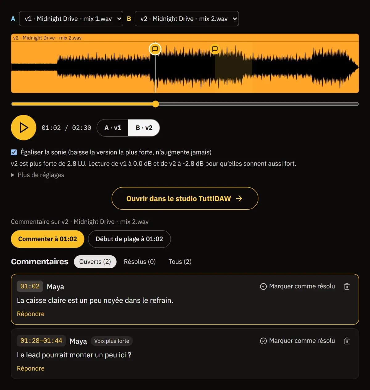 v1 et v2 comparées en A/B à volume égal, deux repères de commentaire sur la forme d'onde et les notes de Maya à 01:02 et 01:28-01:44.