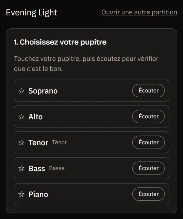 La partition d'exemple Evening Light ouverte sur un téléphone : Choisissez votre voix, avec Soprano, Alto, Tenor, Bass et Piano, chacune avec un bouton Écouter.