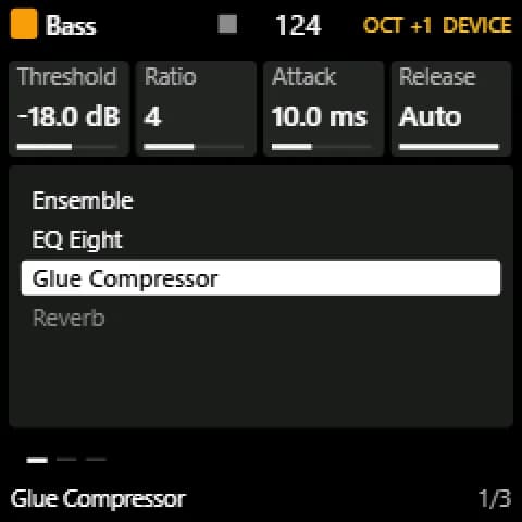 شاشة TuttiDAW لجهاز FM-1 (جهاز مُحاكى)، واجهة «الجهاز»: الصفحة الأولى من Glue Compressor مع Threshold وRatio وAttack وRelease، وأجهزة المسار مدرجة أسفلها.