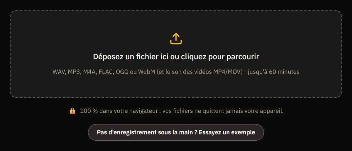 Le début de Nettoyer un enregistrement : une zone de dépôt pour WAV, MP3, M4A, FLAC, OGG ou WebM jusqu'à 60 minutes, la mention que les fichiers ne quittent jamais votre appareil, et Essayer un exemple.